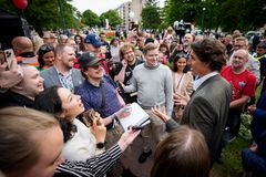 Kuva Justin Trudeausta yleisön keskuudessa.