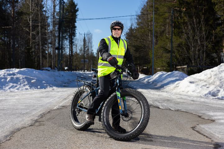 Matti Lukkarila pyöräilyvarusteissa, pysähtyneenä tielle polkupyörän kanssa.