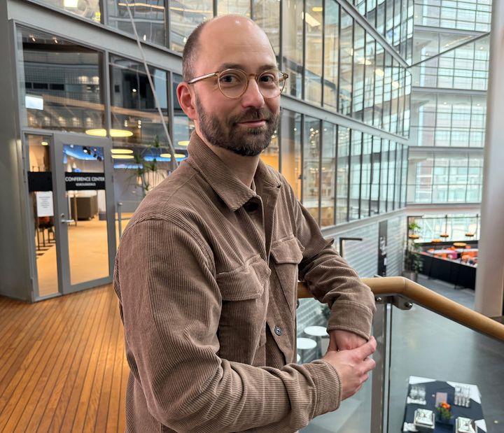 Työterveys- ja ilmailupsykologi Visa Sarparanta toimistotiloissa.