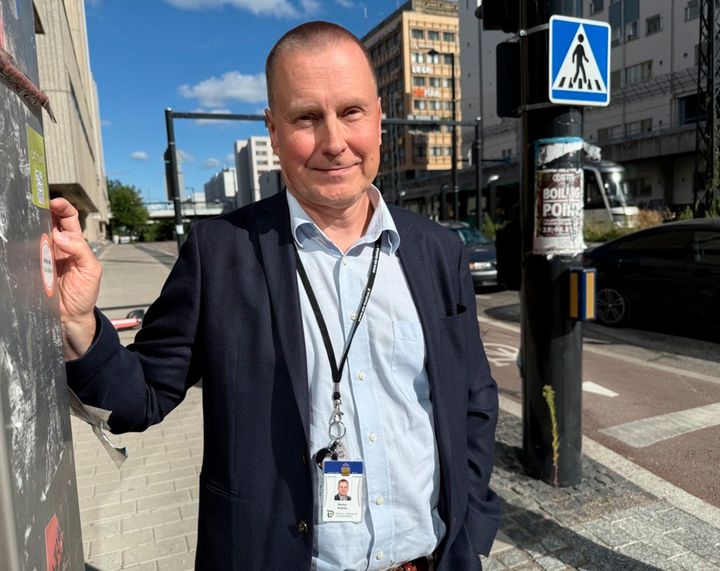 Marko Kelkka seisoo kadun jalkakäytävällä.