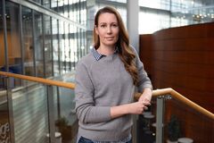 Asiantuntija katsoo kameraan toimistoympäristössä.