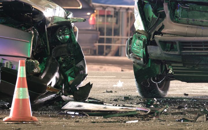 Onnettomuusautoja tieliikenneonnettomuuden jälkeen