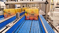 Finn Springin Lestijärven tehtaan uudelta tuotantolinjalta valmistuu 30 000 tölkkiä tunnissa.