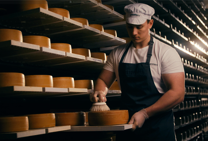 Juustoportin erikoisjuustot valmistetaan ja kellaroidaan käsityönä Jalasjärven liikenneaseman yhteydessä toimivassa näyttöjuustolassa.