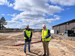 Johtaja Niklas Keski-Kasari (vas.) ja tuotantopäällikkö Marko Viitala tulevan varastolaajennuksen edessä