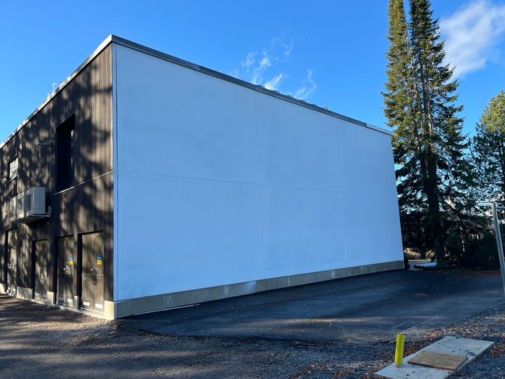 Muraali toteutetaan Jalasjärvelle meijerin alueen kylmäkeskuksen ulkoseinään. Teoksen teemana tulee olla ”kasvu”.
