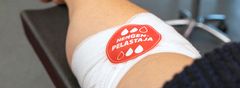 Hengenpelastaja-tarra verenluovuttajan käsivarressa