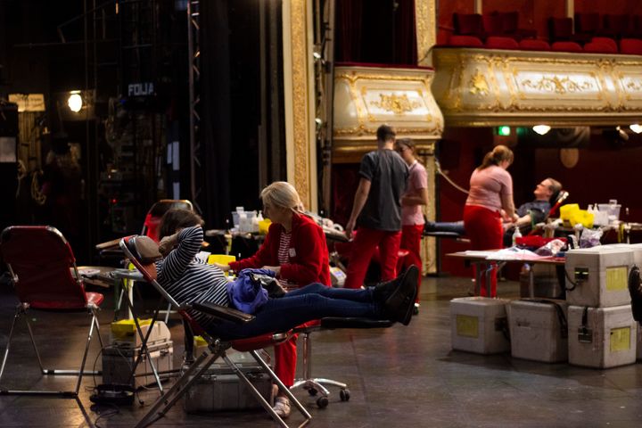Nainen luovuttaa verta Åbo Svenska Teaterin päänäyttämöllä verenluovutustilaisuudessa.