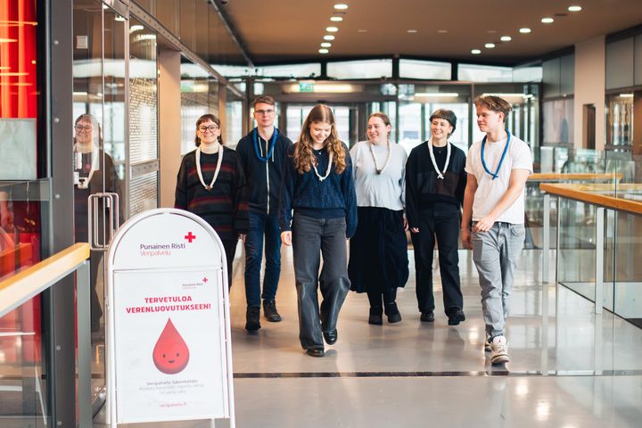 Verenluovuttajia ja partiolaisia kuvattuna ryhmänä Sanomatalossa.