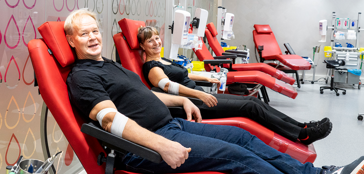 Kaksi verenluovuttajaa vierekkäin verenluovutuspedeillä.