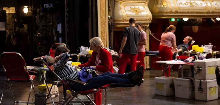 Verenluovutustilaisuus Åbo Svenska teaterin päänäyttämöllä.