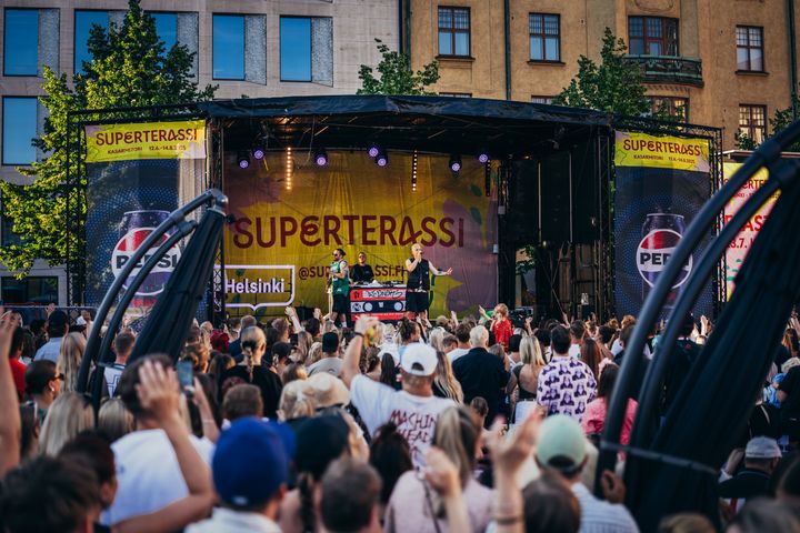 Esiintymislava ja yleisöä Superterassilla kesällä 2025.