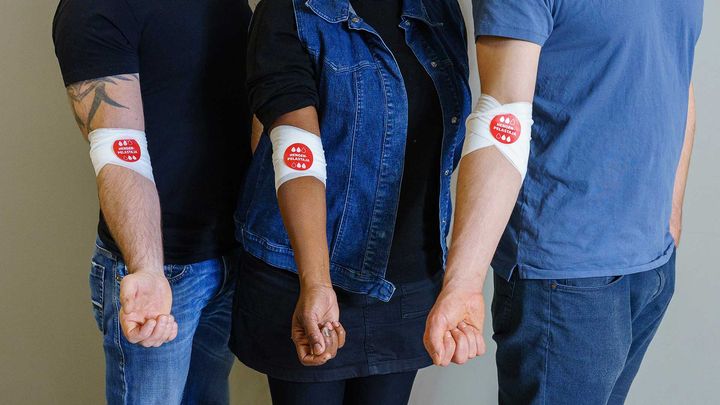 Verenluovuttajia sidokset kädessä.