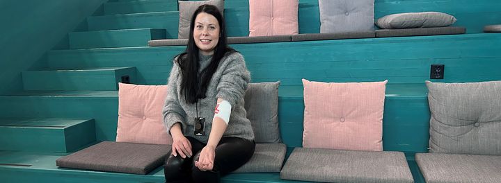 Kuvassa on Johanna, joka oli yksi tapahtuman ensimmäistä kertaa verta luovuttaneista: ”Olen itse saanut vaikeassa tilanteessa verta ja verenluovutus on ollut mielessä vuosia. Nyt kynnys oli olematon, kun verenluovutus tuli työpaikalle.”