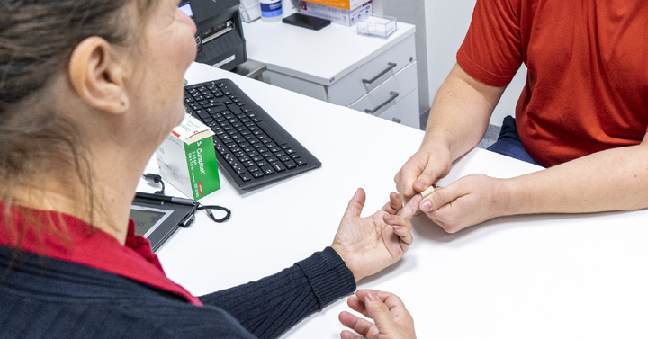 Verenluovuttajalta mitataan hemoglobiinia sormenpäästä.