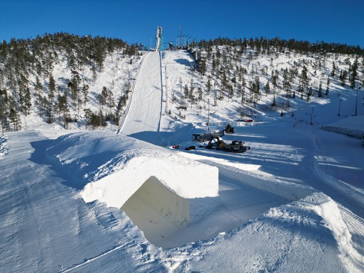 Original Snowhousen lumirakentamisesta on vastannut Parkworks, joka on erikoistunut suunnittelemaan ja rakentamaan lumesta hiihtokeskuksille erikoissuorituspaikkoja, kuten lumiparkkeja. Kuva: Johannes Rinne / Parkworks