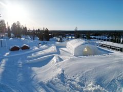 Original Snowhouse rakentuu lumen sisälle Harmaa Rinne Festivalin elektronisen musiikin lavaksi. Kuvaaja: Johannes Rinne / Parkworks.