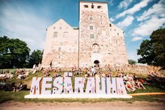Kesärauhaa juhlistetaan Turun Linnan kupeessa.