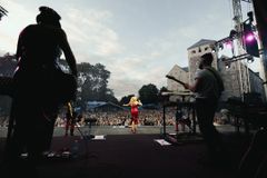 Paloma Faith hurmasi Linnanpuiston yleisön.