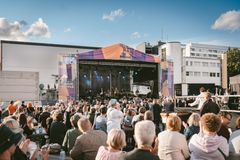 Alue taipui monii erilaisiin musiikkielämyksiin. Kuva Hectorin keikalta.