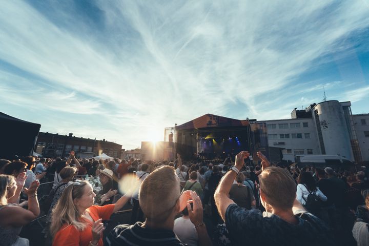 Turku Energian vanha sisäpiha kokosi turkulaiset livemusiikin ystävät yhteen.