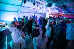 Harmaa Rinne Discoheat -teltta tarjosi 400m2 lämmitettyä sisätilaa, istuskelupaikkoja ja silent discon.
