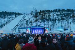 Rukan Hiihtostadion mahdollistaa ainutlaatuiset puiteet after ski -tapahtumalle. Lavalla Mirella.