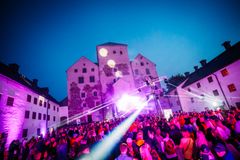 Kesärauhan kruunun jalokivi on elektroniselle klubimusalle omistettu Elektrolinna Turun linnan sisäpihalla.