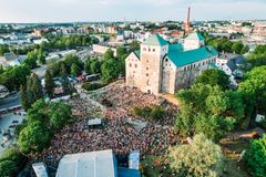 Kesärauhassa ainutlaatuisella tapahtuma-alueella on mukava, ei tukala, tunnelma suuresta yleisömäärästä huolimatta.