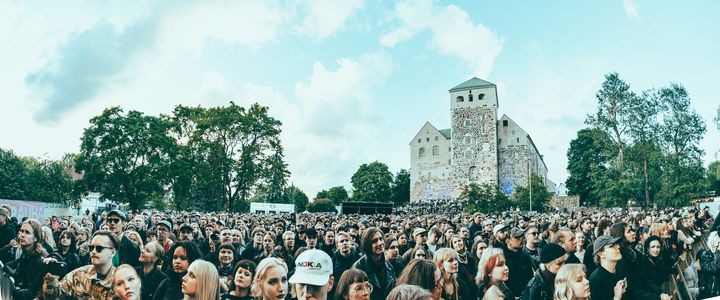 Kesärauha järjestetään ainutlaatuisessa Turun Linnanpuiston miljöössä - jopa yksi Kesärauhan lavoista on Turun linnan muurien sisäpuolella.
