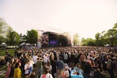 Arpan keikoista on muodostunut Kesärauhan odotetuimpia elämyksiä - sunnuntain ennätysyleisö sai tällä kertaa nauttia Summer Sextet -kokoonpanon tavallista pidemmästä festivaalikeikasta.