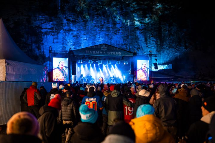 Harmaassa Rinteessä esiintyy perinteisesti eturivin kotimaisia artisteja ja ajankohtaisia läpimurtoartisteja.