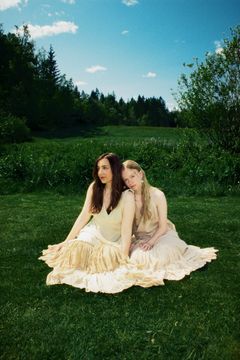 Suuressa suosiossa paistattelevat emma & matilda hurmaavat Linnanpuiston yleisön 12.–14.6.2026.