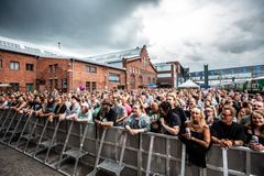 Logomon Terassikesä kerää yleisöä ympäri Suomen. Junalla on äärettömän helppo saapua keikoille kauempaakin. (c) David Sarmas