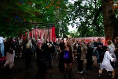 Kesärauhan yleisö otti uuden Discopuisto by Viking Linen -ulkoilmayökerhon vastaan innolla.