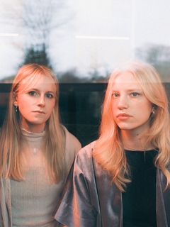 Duo Ruut soittaa indie-folkia kanteleella nelikätisesti.