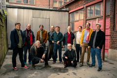 Uutta musiikkia valmisteleva kulttiyhtye Plutonium 74 koetaan Kesärauhassa.