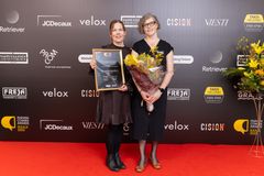 Käpy Lapsikuolemaperheet ry:n hallituksen puheenjohtaja Krista Nuutinen ja toiminnajohtaja Susanna Uittomäki FCA 2025 -gaalassa