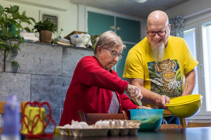 Perhehoidossa ikäihminen saa tarvitsemaansa hoivaa, tukea ja seuraa perhehoitajan kotona tai omassa kodissaan. Kun perhehoitoa tarjotaan riittävän ajoissa, ikääntyneen toimintakyky voi säilyä pidempään eikä hän välttämättä tarvitse raskaampia hoivapalveluita myöhemminkään.