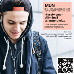 Nuori henkilö katsoo alas ja hymyilee. Teksti mainostaa MUN UUSPERHE -kyselyä 15-18-vuotiaille nuorille, jotka asuvat kokopäiväisesti tai vuoroviikoin uusperheessä. Mukana on linkki verkkosivulle ja QR-koodi kyselyyn.