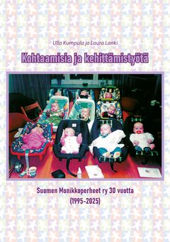 Kansi, jossa useita vauvoja istuu turvakaukaloissa pöydän päällä; teksti "Kohtaamisia ja kehittämistyötä - Suomen Monikkoperheet ry 30 vuotta (1995-2025)".