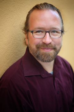 Sateenkaariperheiden toiminnanjohtajana on toiminut vuodesta 2012 Juha Jämsä, VTM, perhesosiologia