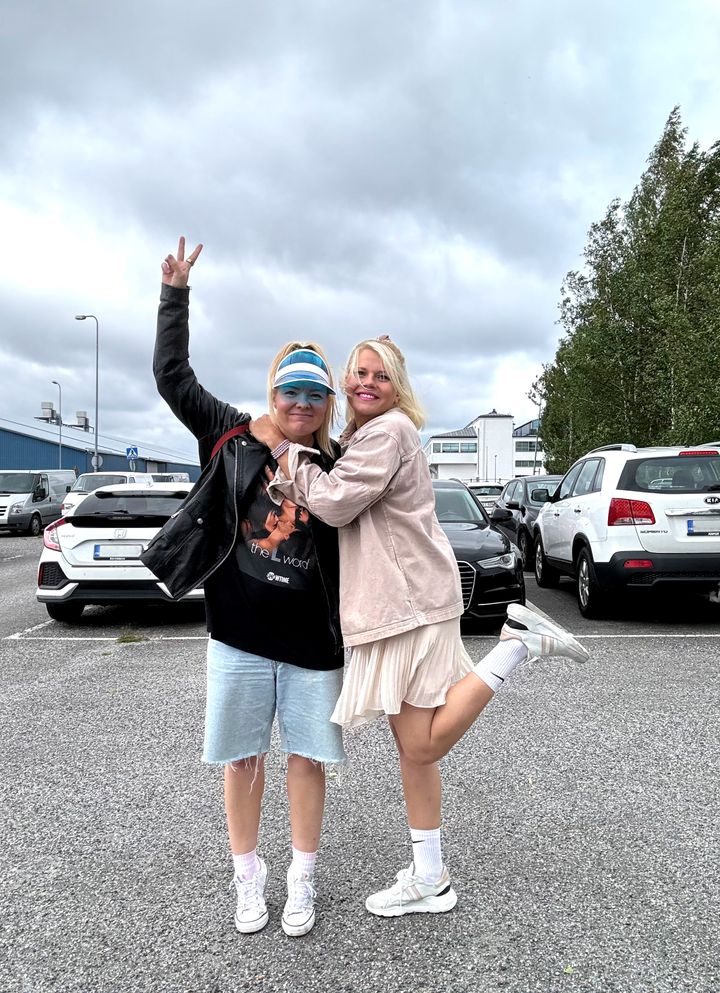 Simpukan%20Helmi%20-tunnustuspalkinnon%20saaneet%20Susanna%20Silvander-Rosti%20ja%20Ella%20Rosti%20pit%E4v%E4t%20palkinnon%20saamista%20suurena%20kunniana.%20Rostit%20liikuttuivat%20%E4%E4nestyksen%20yhteydess%E4%20saamastaan%20palautteesta.