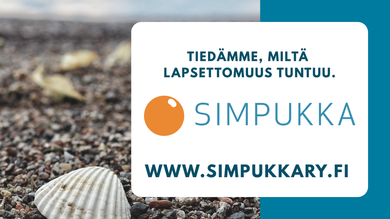 Tiedämme, miltä lapsettomuus tuntuu. Simpukan logo. Hiekkaa, kiviä ja simpukka. Verkkosoite www.simpukkary.fi