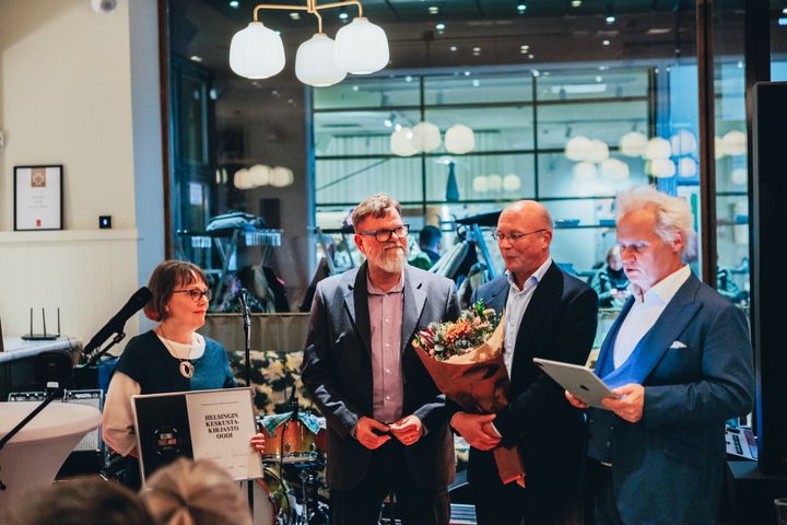 Helsingin Matkailusäätiö jakoi vuoden 2025 Helsinki Travel Award -palkinnot. Kuvassa Jani Halme lukee palkintoperusteluja Oodi-kirjaston edustajille. Kuva: Petri Anttila