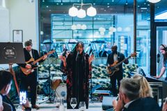 Emilia Sisco yhtyeineen huolehti tapahtuman musiikista. Kuva: Petri Anttila