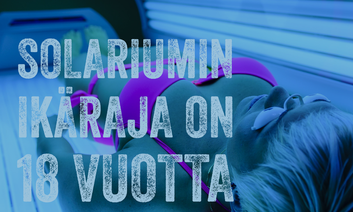 Nuori nainen makaa solaroimissa. Kuvaan on kirjoitettu teksti Solariumin ikäraja on 18 vuotta.