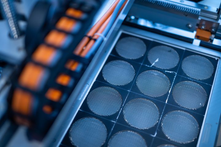 Hiukkaskerääjän suodattimia menossa radioaktiivisuusmittaukseen Säteilyturvakeskuksen toimitalossa Vantaalla.