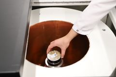 Käteen sopivaa rasiaa asetellan mittauslaitteeseen