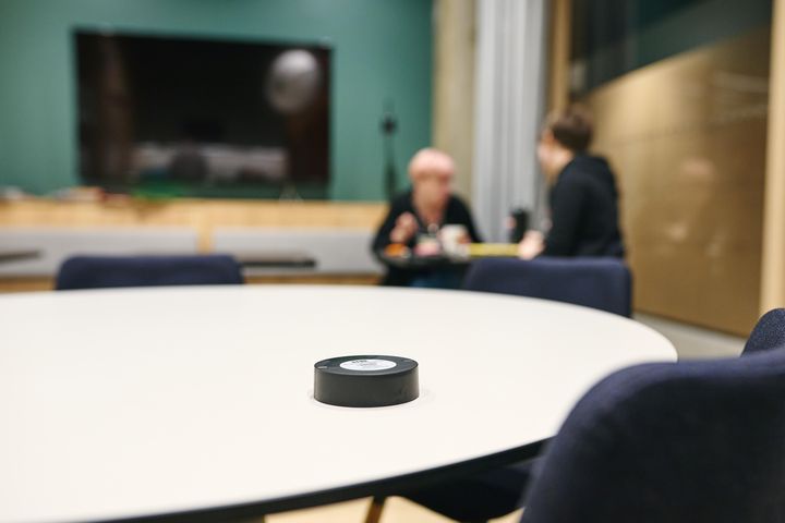 Radonmittauspurkki toimiston pöydällä.